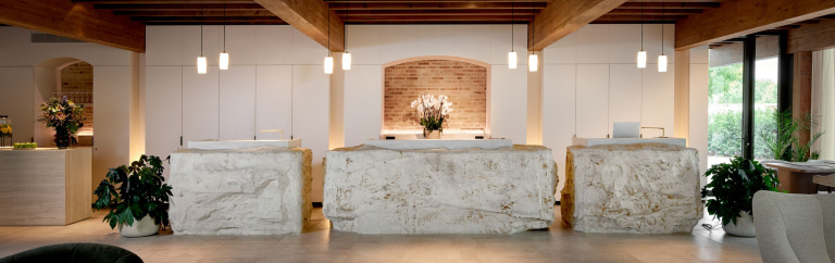 Minimalism vs. Maximalism – Finding the Perfect Balance